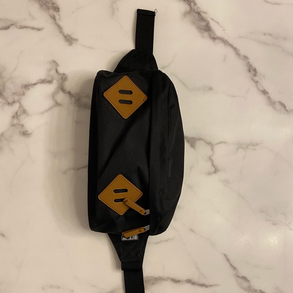 Herschel look-alike Fanny pack - Picture 1 of 3